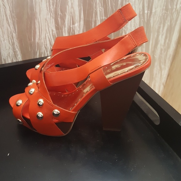 Gently worn,platform sandal - Picture 2 of 4